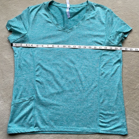 Workout Top in turquoise size L, fitted, side pocket wonderful condition - Picture 4 of 6
